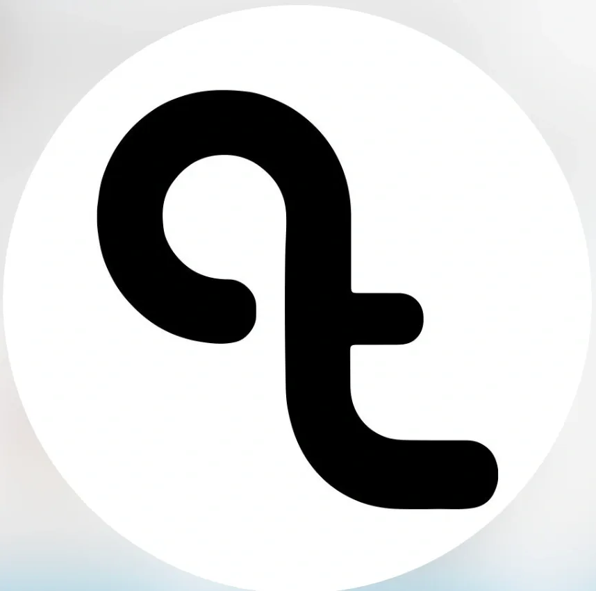 A black and white picture of the symbol for the letter q.